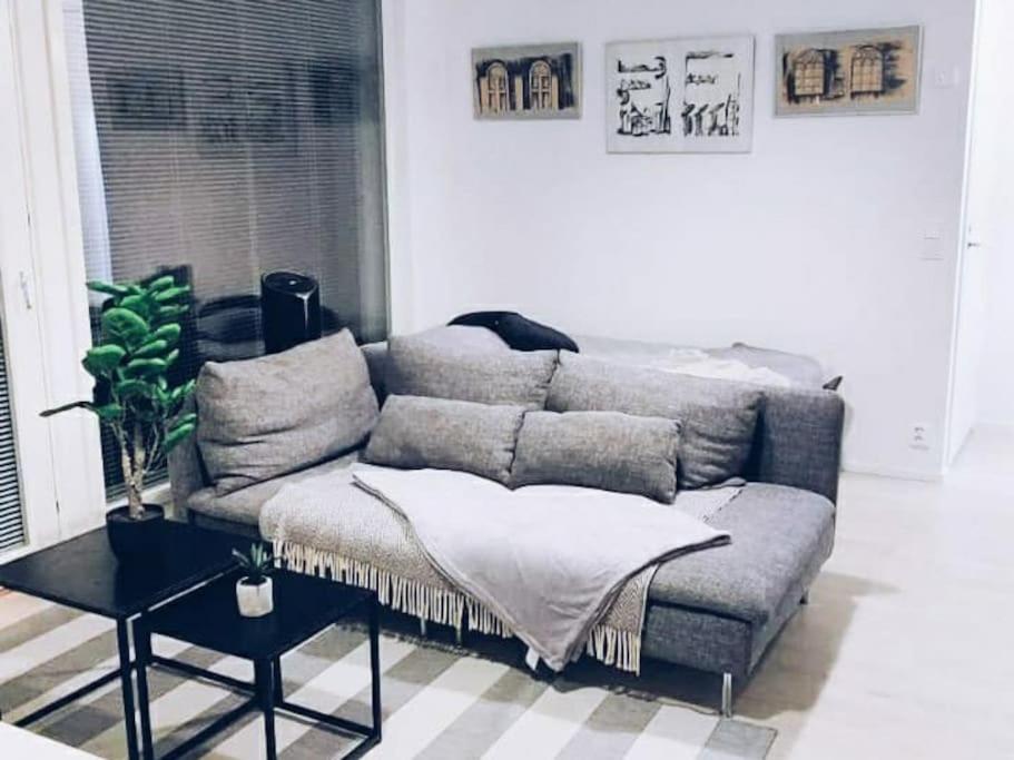 Un lugar para sentarse en New Apartment Pearl near Airport