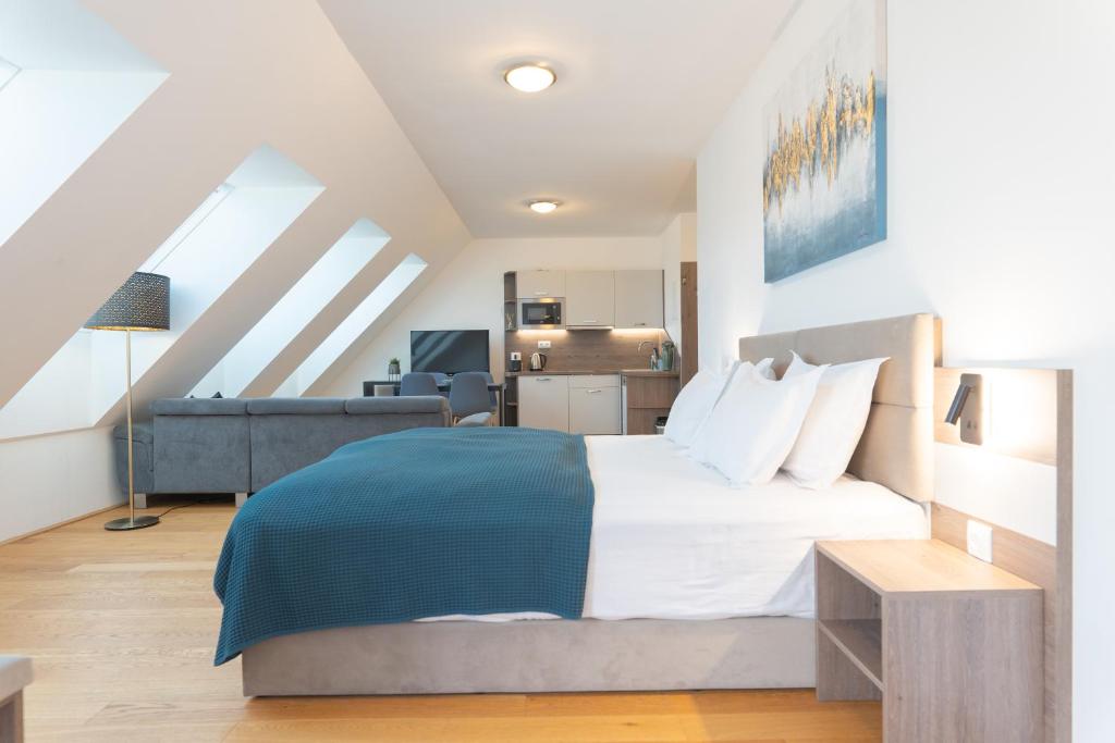 Un pat sau paturi într-o cameră la Apartment Hotel Triester