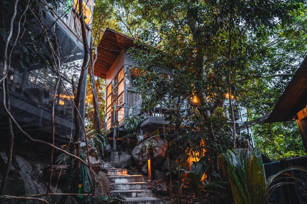 uma casa com escadas que levam até ela em Warehouse Hostel Koh Tao em Ko Tao