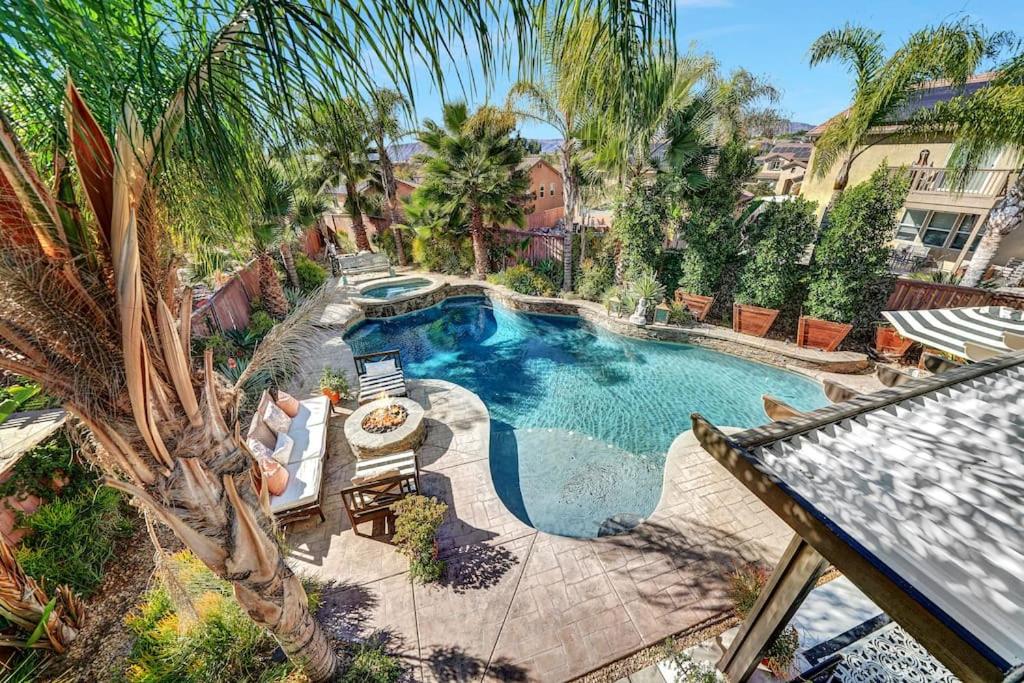 Výhled na bazén z ubytování Vino Villa Large home Sleeps 10! Large Salt water pool/spa nebo okolí