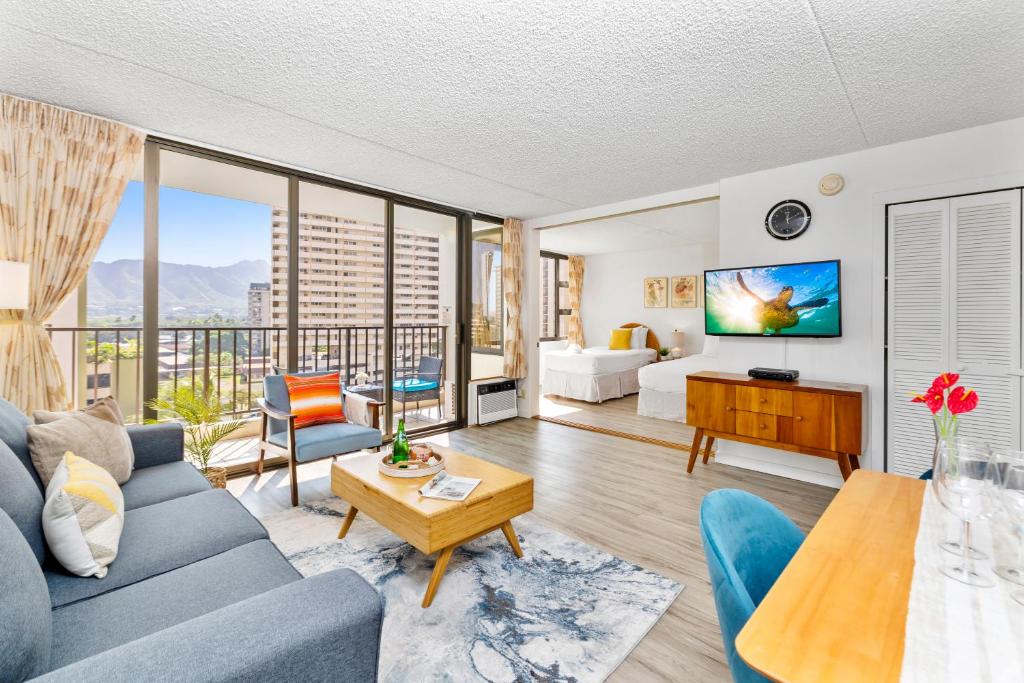 ein Wohnzimmer mit Sofa und Tisch in der Unterkunft Charming Condo Steps from Waikiki Beach with Parking! in Honolulu