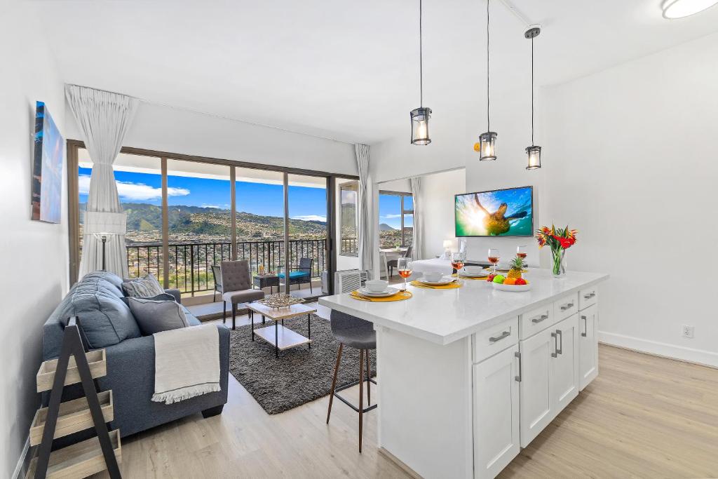 Fully Renovated 1BR with King Bed, Parking & Close to the Beach - Housity