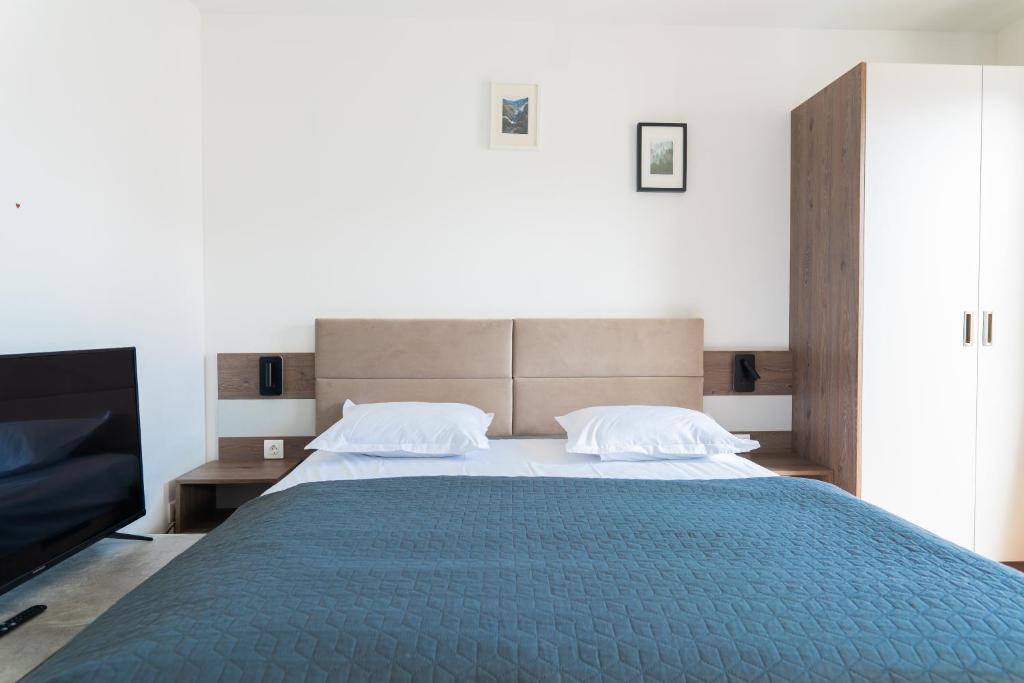 Una cama o camas en una habitación de Hotel Triester