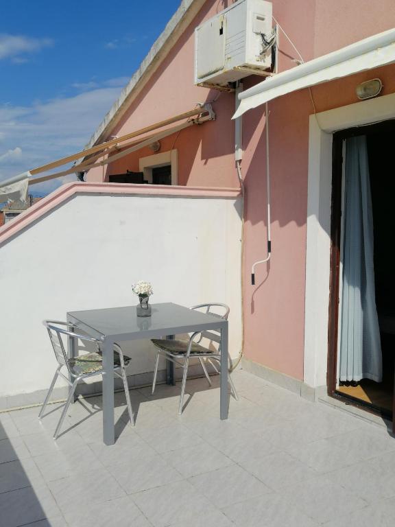 Balkón alebo terasa v ubytovaní Apartment in Privlaka with sea view, terrace, air conditioning, WiFi 3591-2