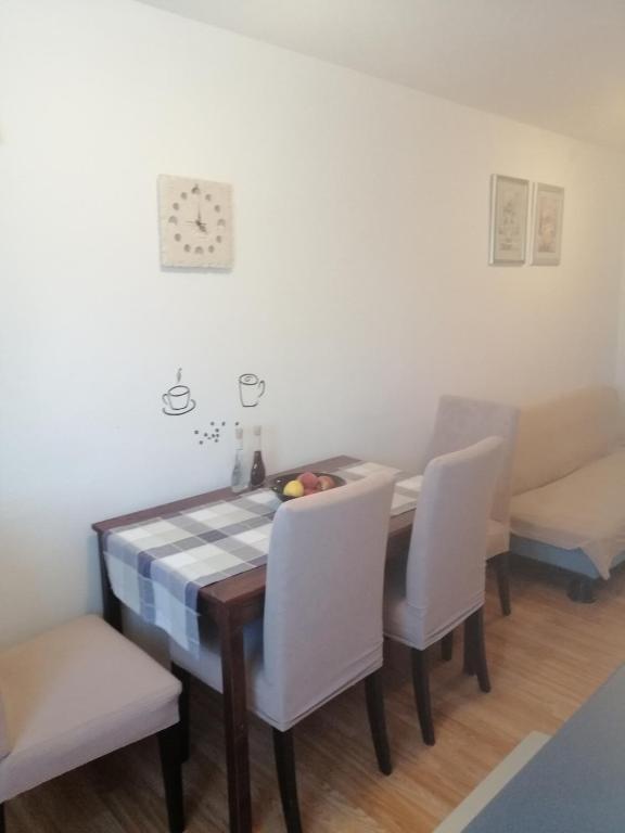 Posedenie v ubytovaní Apartment in Privlaka with sea view, terrace, air conditioning, WiFi 3591-1