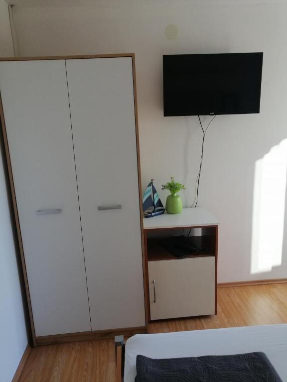 Televízia a/alebo spoločenská miestnosť v ubytovaní Apartment in Privlaka with sea view, terrace, air conditioning, WiFi 3591-1