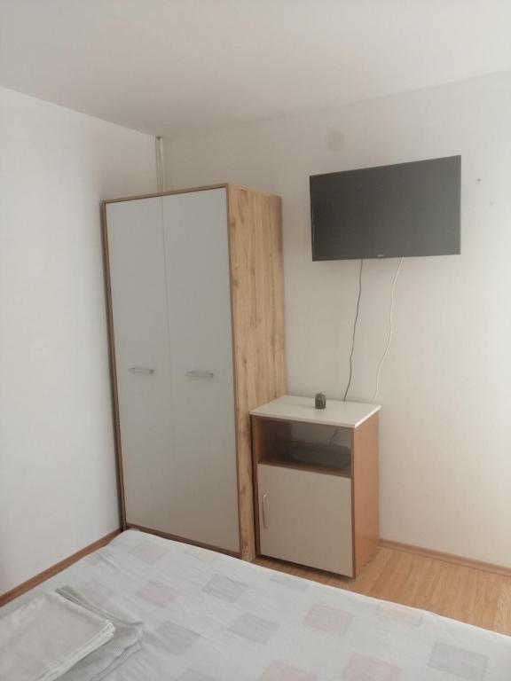 Televízia a/alebo spoločenská miestnosť v ubytovaní Apartment in Privlaka with sea view, terrace, air conditioning, WiFi 3591-1
