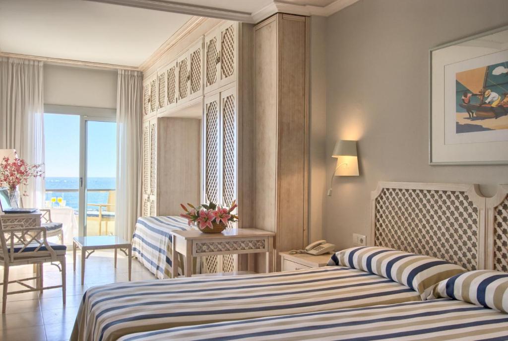 Posteľ alebo postele v izbe v ubytovaní Hotel Rosamar