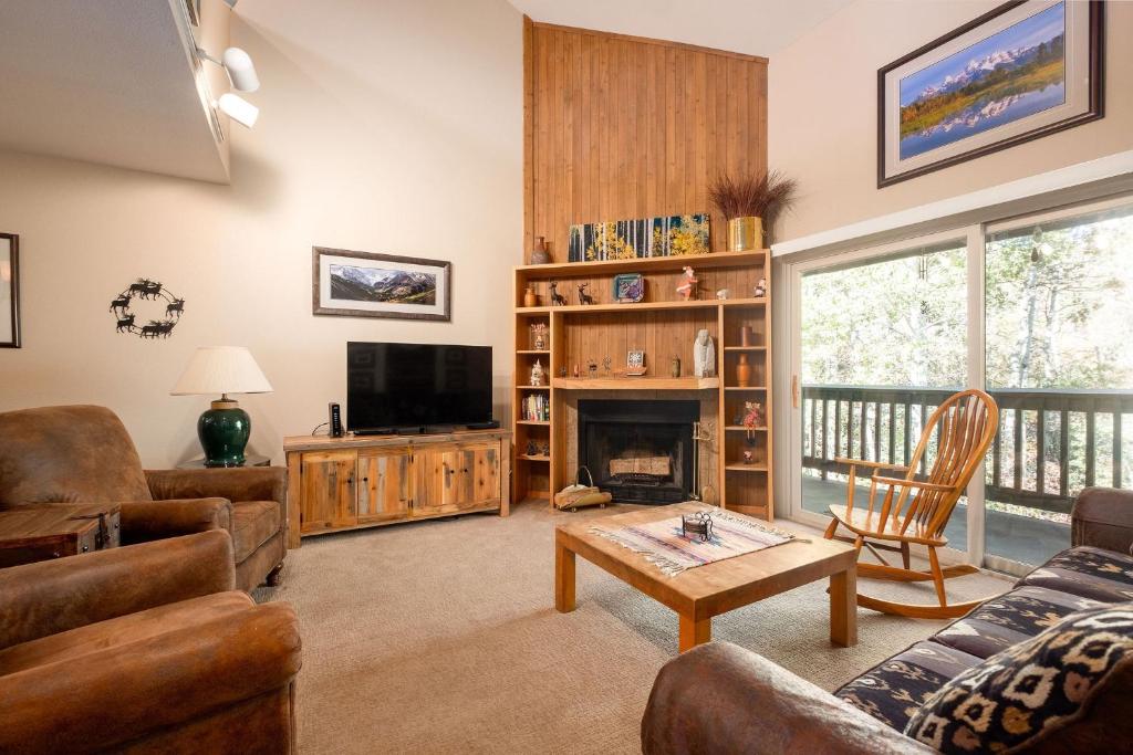 Μια τηλεόραση ή/και κέντρο ψυχαγωγίας στο SNOW FLOWER 159 condo