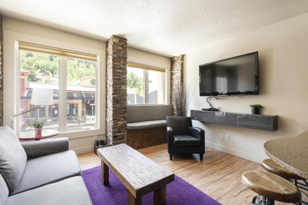 TV/trung tâm giải trí tại GALLERIA 308 condo