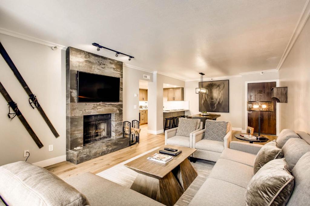 una sala de estar con un sofá y una chimenea en PARK STATION 213-1 condo, en Park City