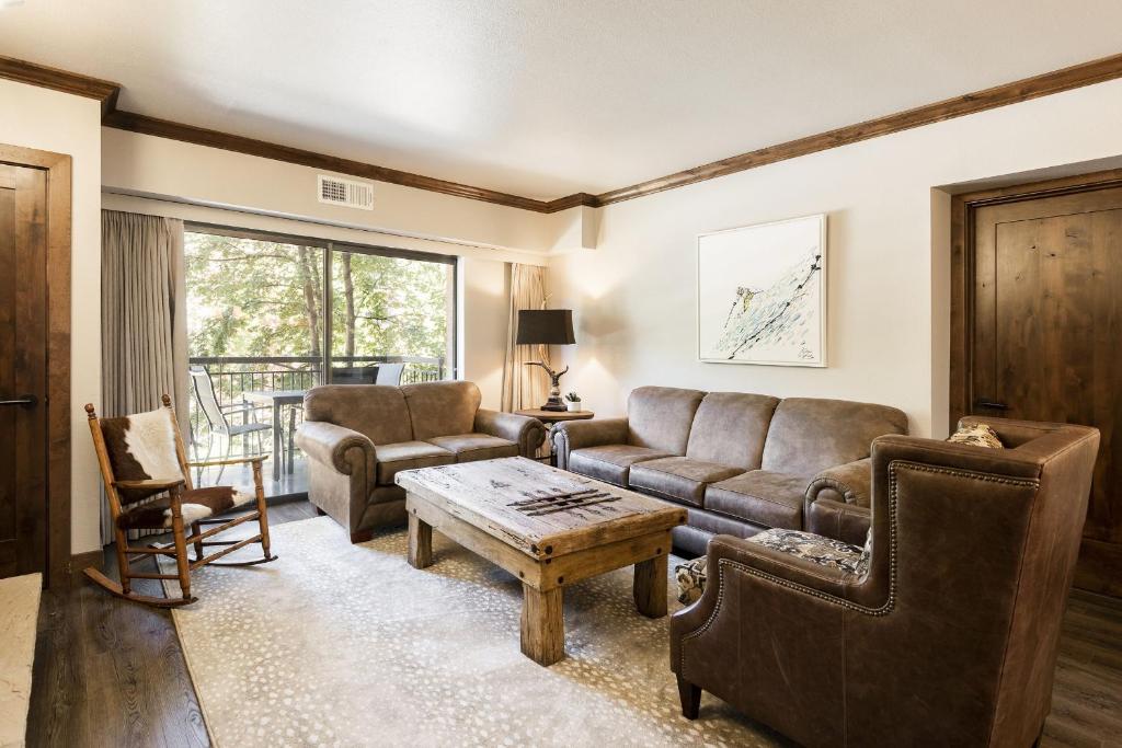 un soggiorno con un divano e un tavolo di PARK STATION 229 condo a Park City
