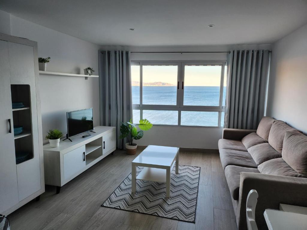 TV a/nebo společenská místnost v ubytování Estupendo apartamento al mar