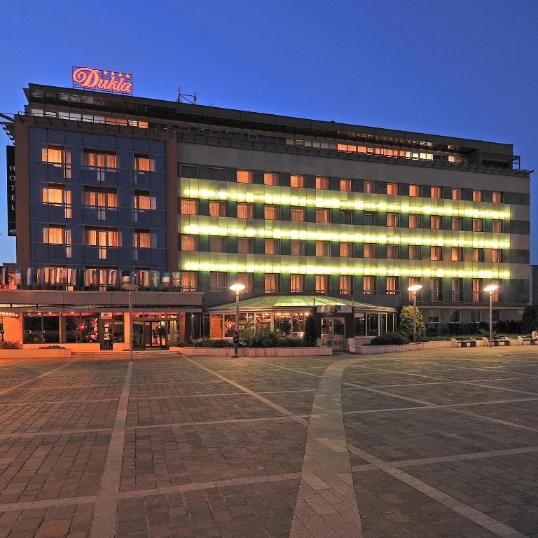 Un gran edificio con un cartel encima. en Hotel Dukla, en Prešov