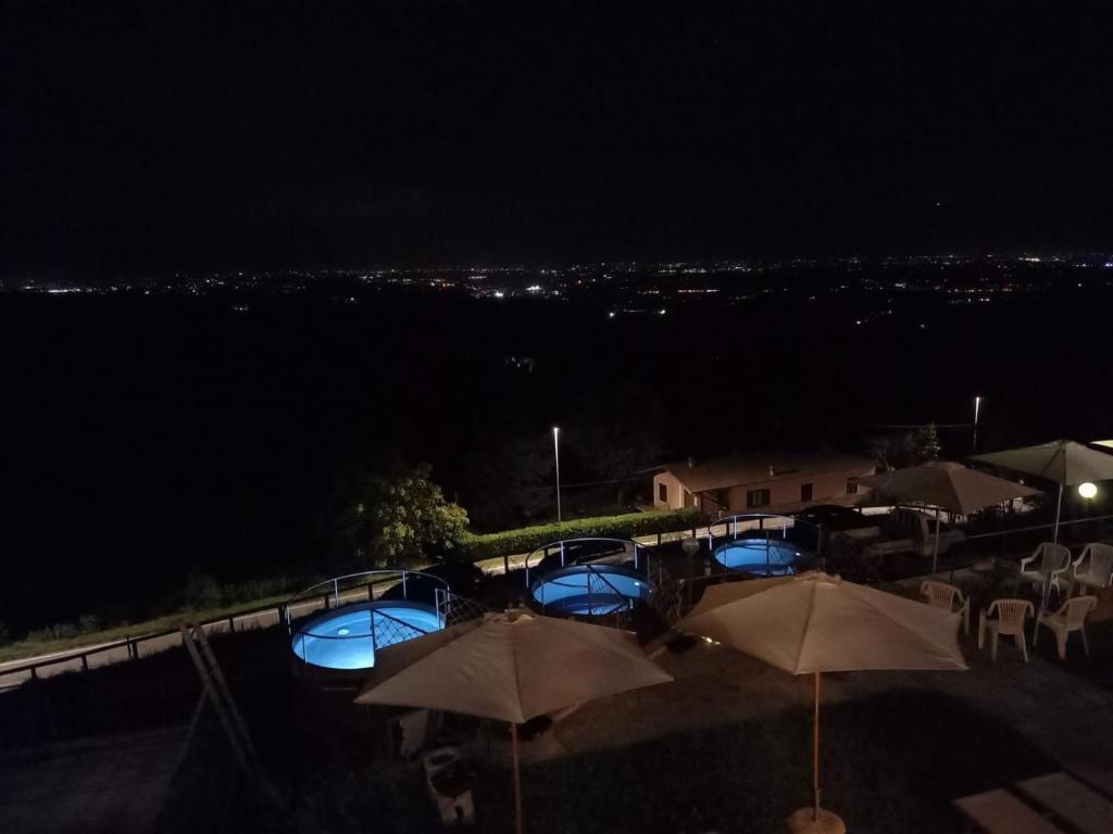 Bazén v ubytování Villa Belvedere Langhe nebo v jeho okolí