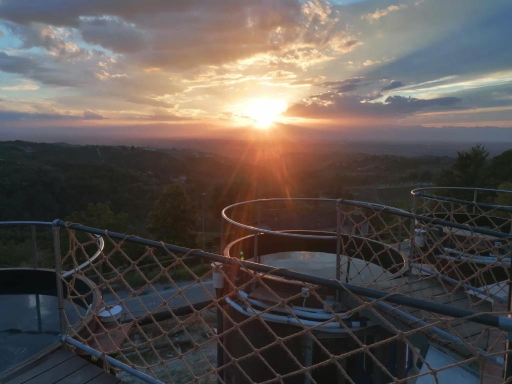 una vista de la puesta de sol desde la plataforma de observación en Villa Belvedere Langhe, en Belvedere Langhe