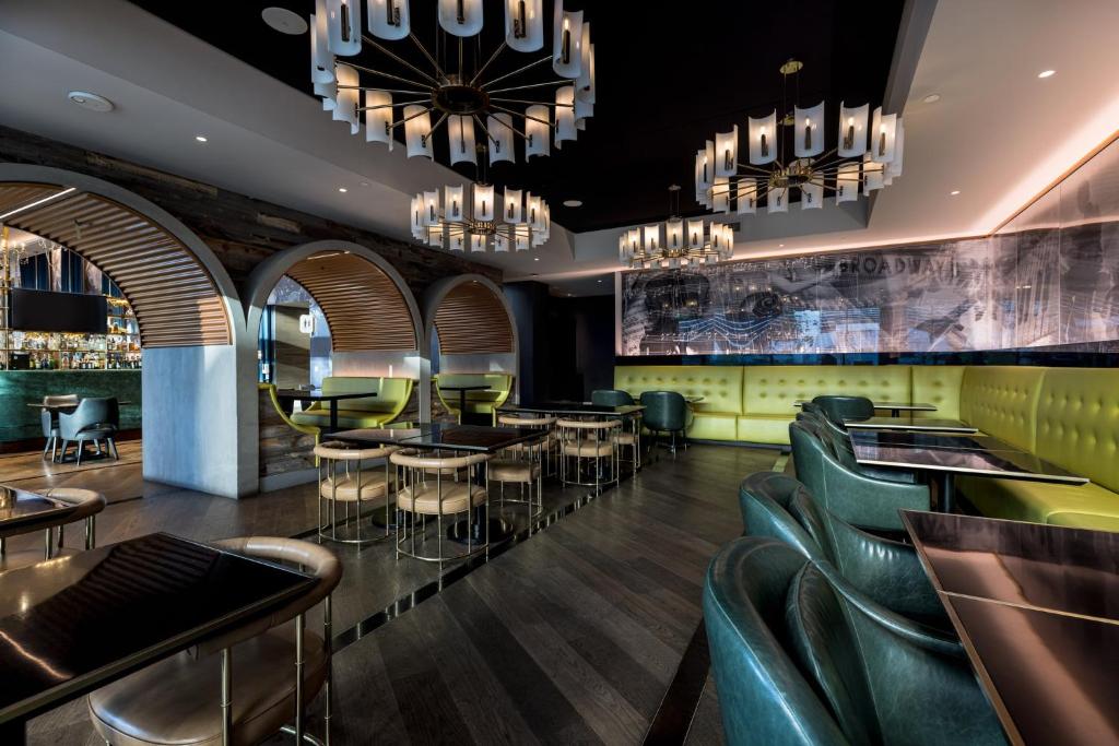 Uma área de estar em Hotel Indigo - Los Angeles Downtown by IHG