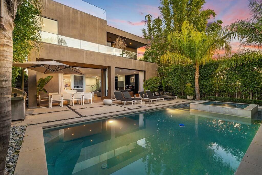 LUXURY GARDNER VILLA 5BDR !!! - Housity