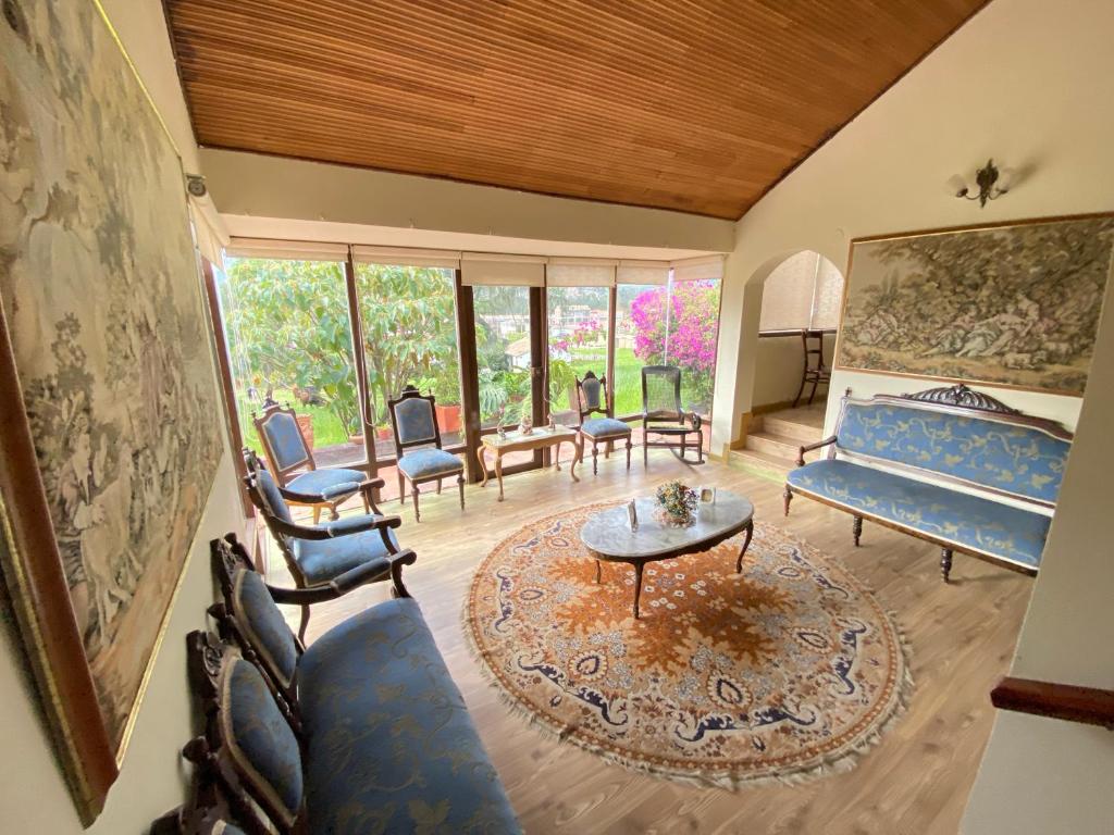 sala de estar con sofá azul y sillas en La Viña - Sogamoso en Sogamoso