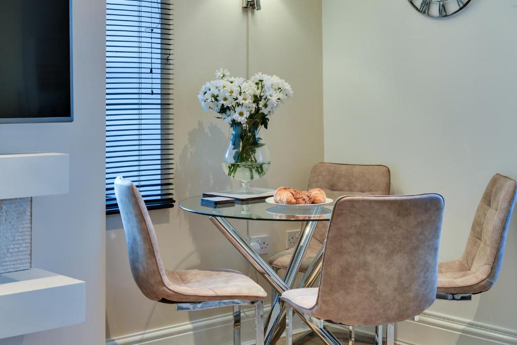 Wigan Central I 1 & 2 Bed Executive Apartments I Family Rooms I Private Balcony I Free Parking - Two-Bedroom Apartment