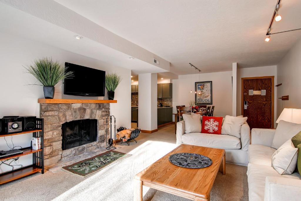 un soggiorno con divano e camino di PARK STATION 147 condo a Park City