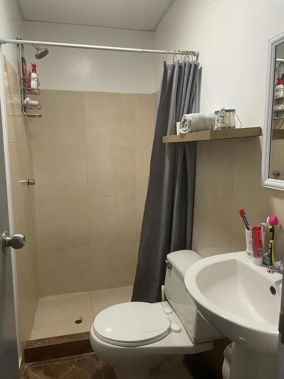 Habitación Doble amoblada في تشيكلايو: حمام مع مرحاض ومغسلة ودش