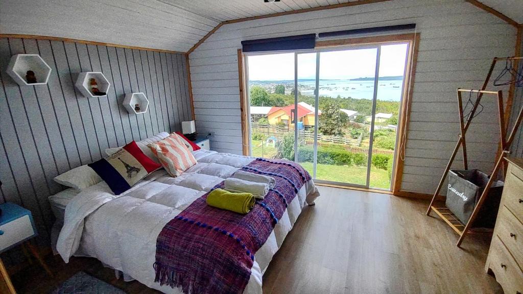 克利翁的住宿－Inversiones MM Gallardo SPA - Altos de Yaldad Cabañas，一间卧室设有一张床和一个大窗户