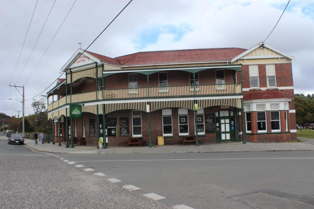 un gran edificio de ladrillo en la esquina de una calle en St Marys Hotel and Bistro en Saint Marys