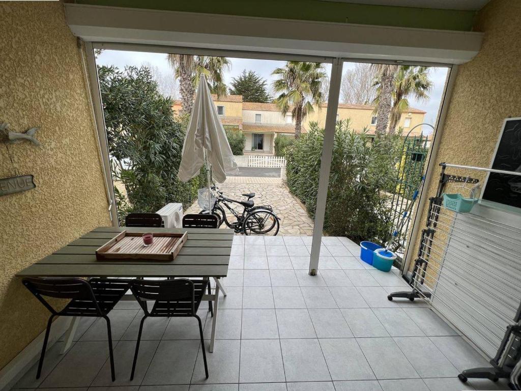 Balkón alebo terasa v ubytovaní Pavillon 4 pers. avec piscine, terrasse, jardin, proche plage et commerces, Valras-Plage - FR-1-701-5