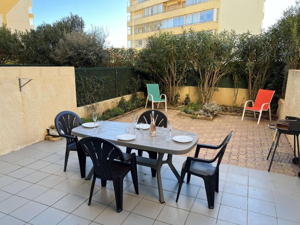 Patio alebo iná vonkajšia časť ubytovania T2 à Valras-Plage avec Terrasse, Parking Privé, 4 Pers., Proche Plage et Commerces - FR-1-701-19