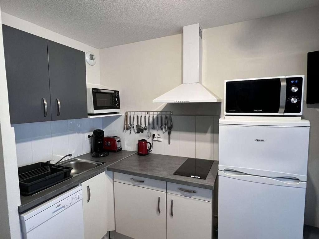 Kuchyňa alebo kuchynka v ubytovaní T2 à Valras-Plage avec Terrasse, Parking Privé, 4 Pers., Proche Plage et Commerces - FR-1-701-19