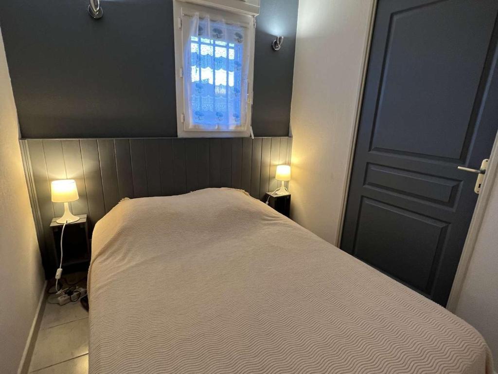 Posteľ alebo postele v izbe v ubytovaní T2 à Valras-Plage avec Terrasse, Parking Privé, 4 Pers., Proche Plage et Commerces - FR-1-701-19