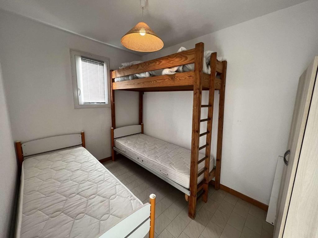 Posteľ alebo postele v izbe v ubytovaní T2 Centre-Ville avec Climatisation, Proche Plage, 4 Pers - FR-1-701-28