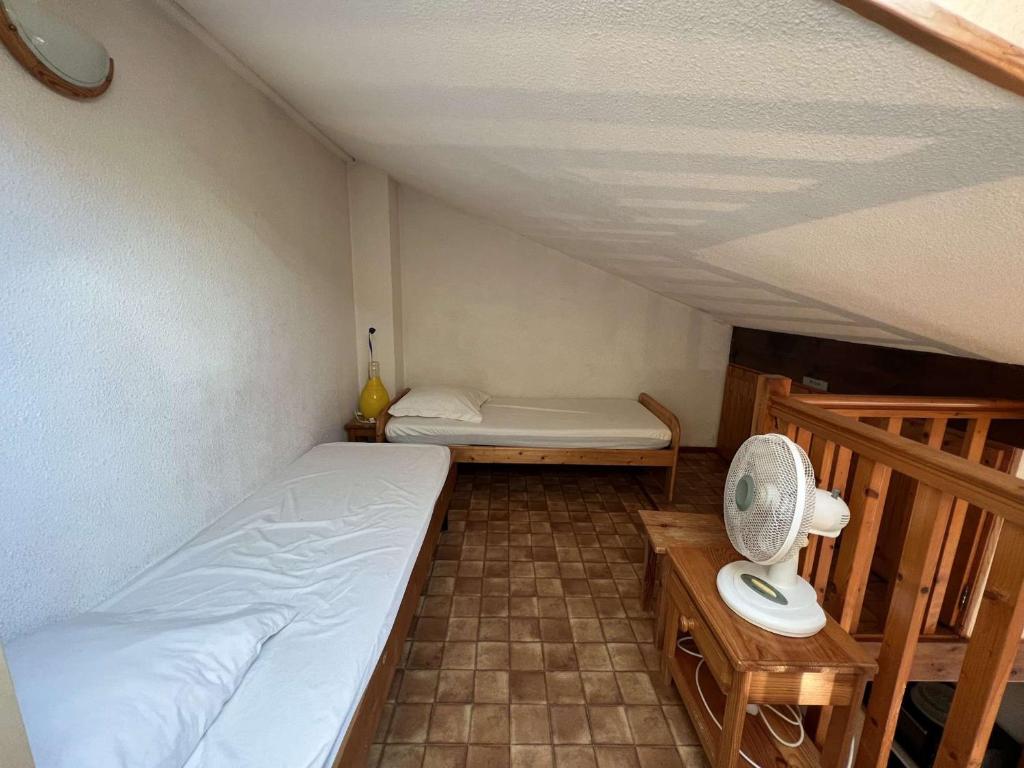 Posteľ alebo postele v izbe v ubytovaní Pavillon à Petit Prix, Piscine et Terrasse, Proche Plage à Valras-Plage - FR-1-701-31