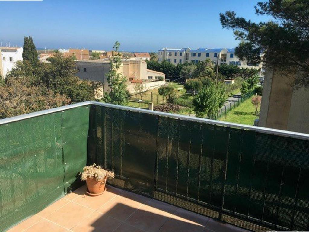 balkon z zielonym płotem i rośliną w obiekcie Charmant T2 avec terrasse, climatisation, parking - Valras-Plage - FR-1-701-6 w mieście Valras-Plage