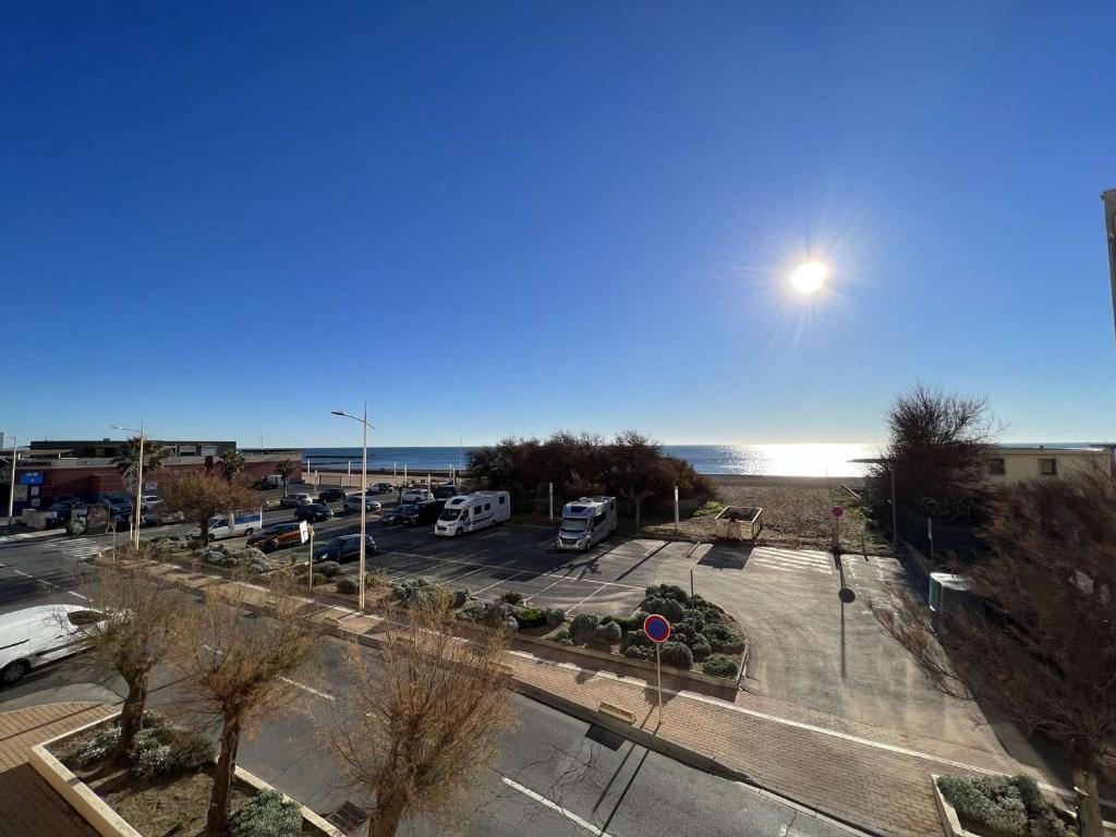 einen Parkplatz mit Meerblick in der Unterkunft Appartement Valras-Plage, 2 pièces, 4 personnes - FR-1-701-18 in Valras-Plage