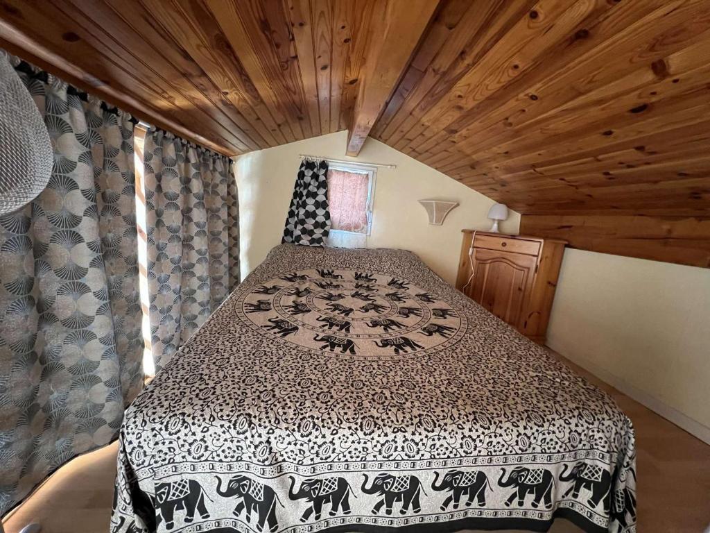 Posteľ alebo postele v izbe v ubytovaní Pavillon Climatisé Proche Plage avec Terrasse et Parking - 4 Pers - FR-1-701-25