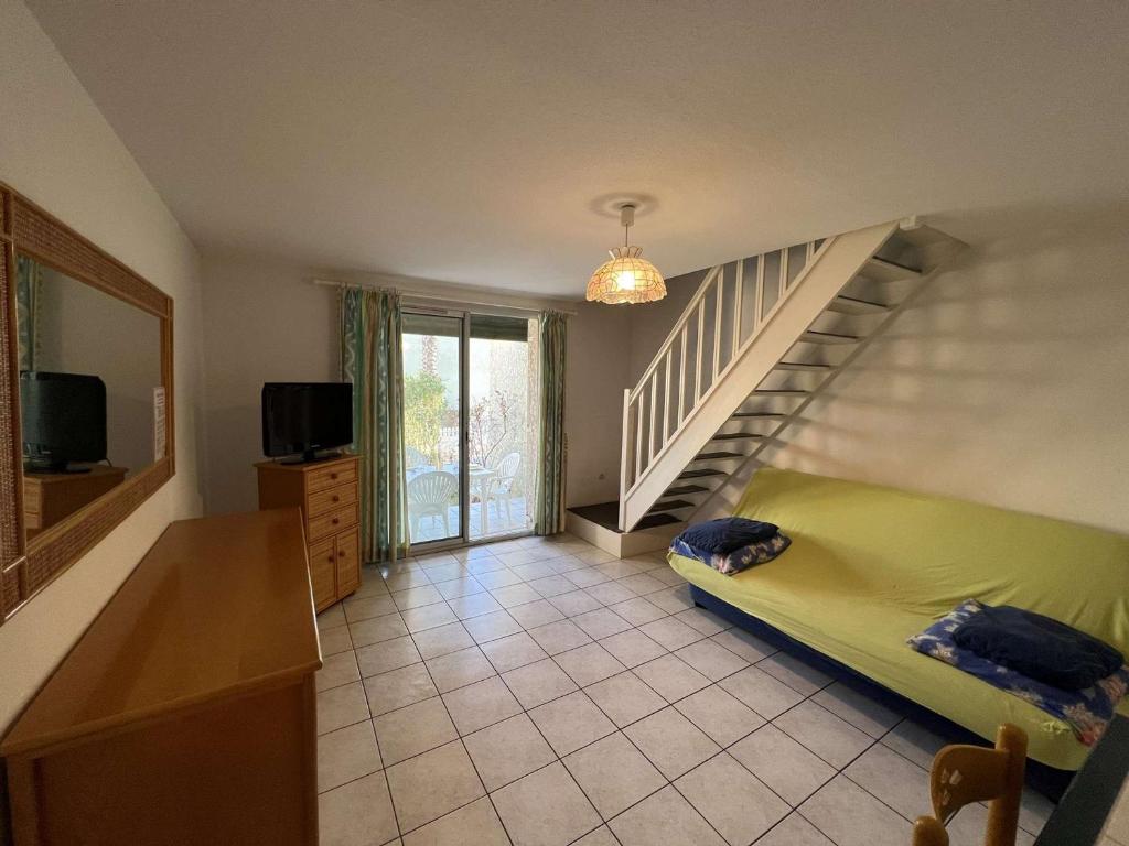 Televízia a/alebo spoločenská miestnosť v ubytovaní Pavillon à Valras-Plage avec Piscine, Jardinet, Proche Plage et Commerces, Capacité 6 Personnes - FR-1-701-23