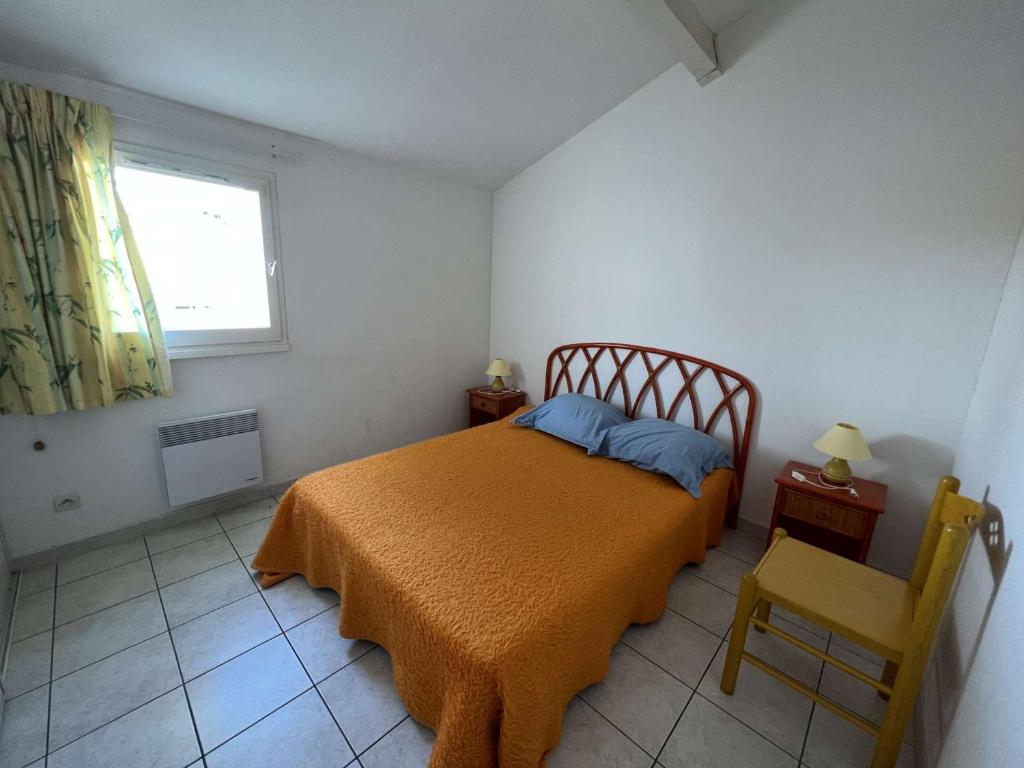 Posteľ alebo postele v izbe v ubytovaní Pavillon à Valras-Plage avec Piscine, Jardinet, Proche Plage et Commerces, Capacité 6 Personnes - FR-1-701-23