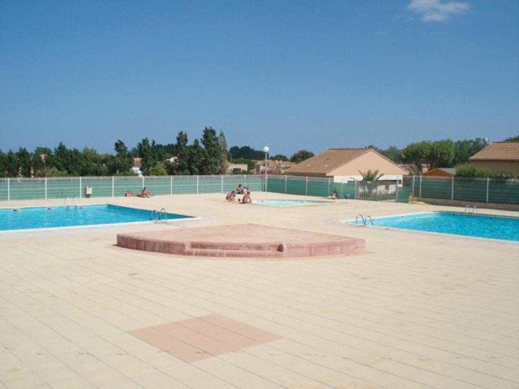 pusty basen z dwoma basenami i dwoma w obiekcie Maison avec Cour, Piscine Sécurisée, Climatisation, 3 Chambres, Proche Plage, 8 Personnes - FR-1-701-33 w mieście Vendres