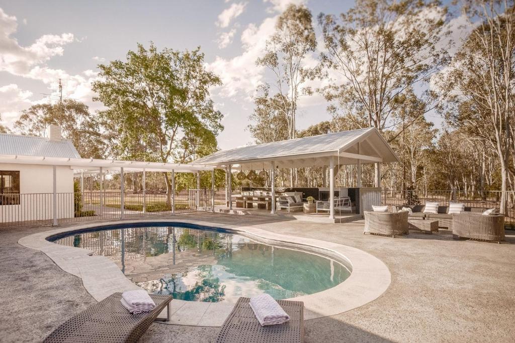 - une piscine dans une cour avec un pavillon dans l'établissement Whitevale Luxury Estate, à Lovedale