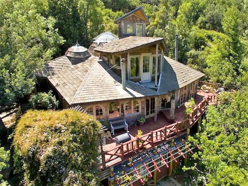 an overhead view of a large house with a roof at Casa La Montaña in San José de Maipo