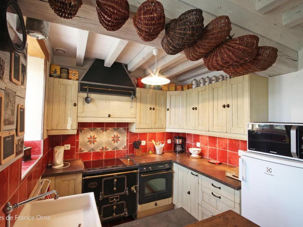 Kuchnia lub aneks kuchenny w obiekcie Maison 6 pers avec sauna et jardin, Suisse Normande - FR-1-497-172