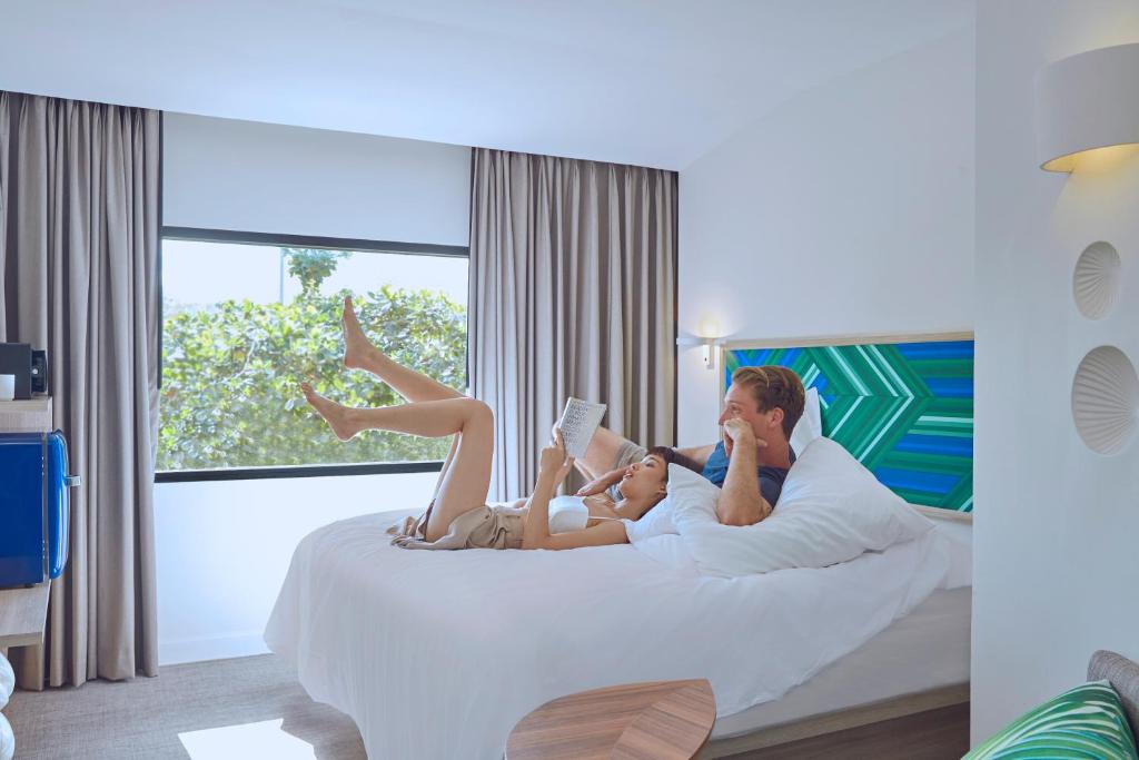 Postel nebo postele na pokoji v ubytování COSI Samui Chaweng Beach - SHA Plus