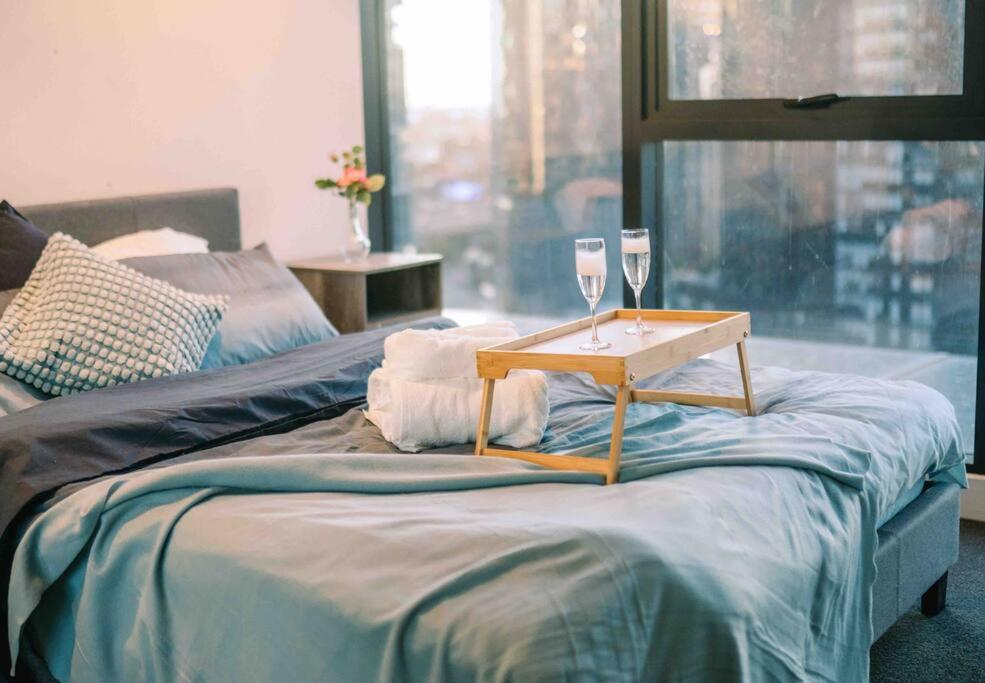 Ένα ή περισσότερα κρεβάτια σε δωμάτιο στο Southbank Serenity 2BR, FREE Parking, and Wi-Fi