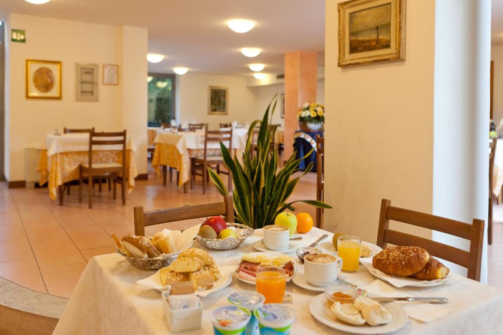 Jídlo v hotelu nebo okolí