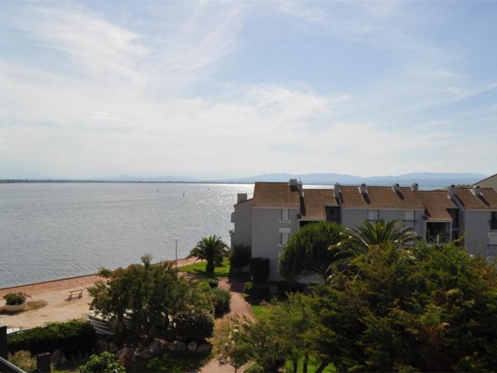 - une vue sur l'eau et les maisons dans l'établissement Appartement Port Barcarès, 3 pièces, 6 personnes - FR-1-431-123, au Barcarès