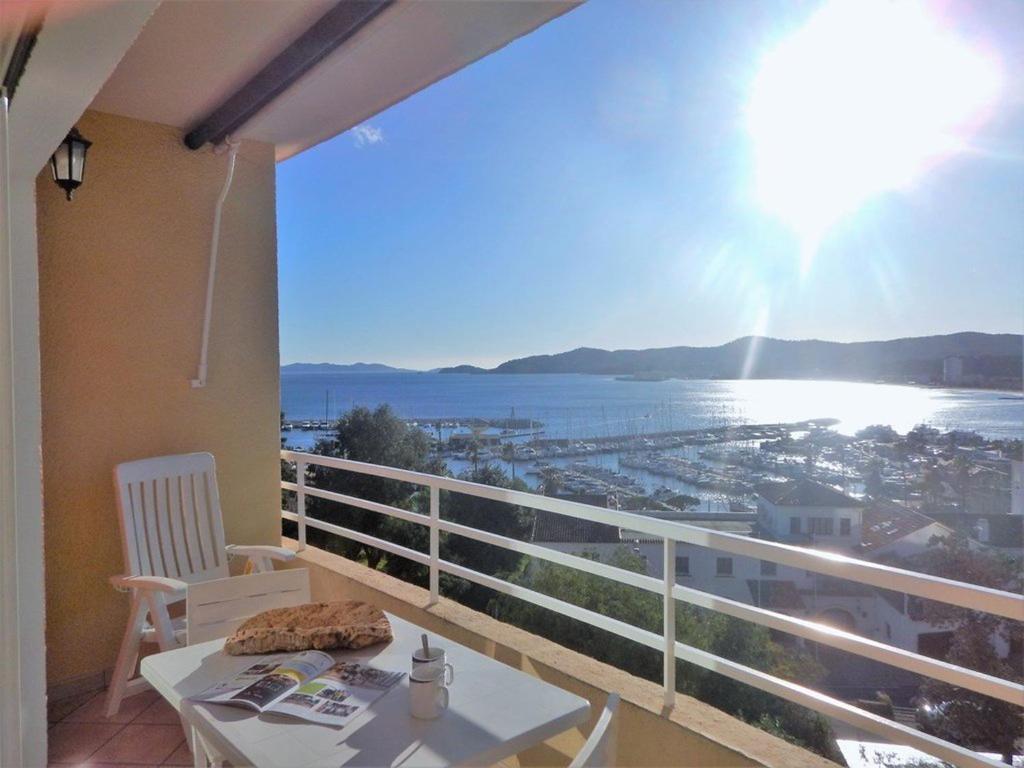 un balcon avec une table et une vue sur l'océan dans l'établissement Appartement 2 pièces, terrasse, proche plage et centre, Le Lavandou - FR-1-251-345, au Lavandou