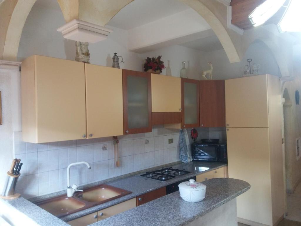 een keuken met een wastafel en een fornuis top oven bij casa Aurelia Ulassai 6 posti letto in Ulassai