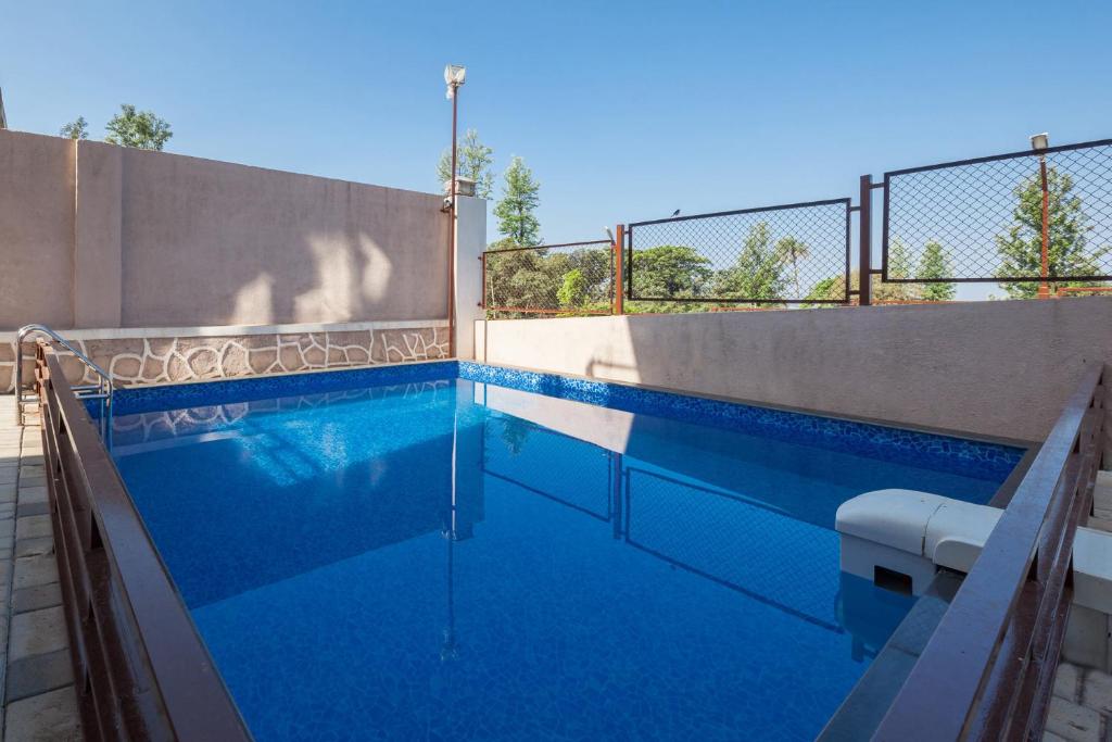 Grande Montana by StayVista - Luxurious Hillside Villa featuring Pool, Theater, and Games Room tesisinde veya buraya yakın yüzme havuzu